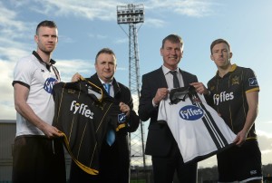 Pictured with Fyffes Ireland Managing Director Gerry Cunningham Is Dundalk FC manager Stephen Kenny and players Ciaran Kilduff (left) and David McMillan